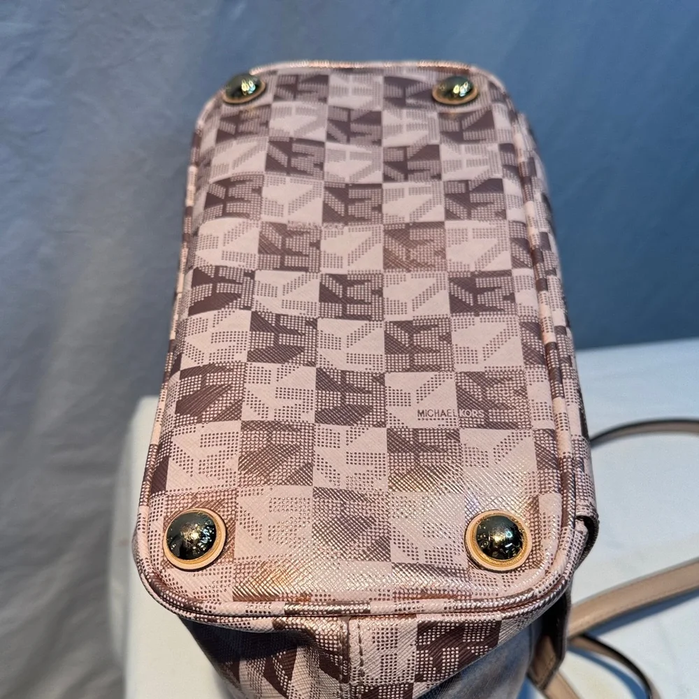 Michael Kors Beige and Pink Geometric Tote - Picture 9 of 15